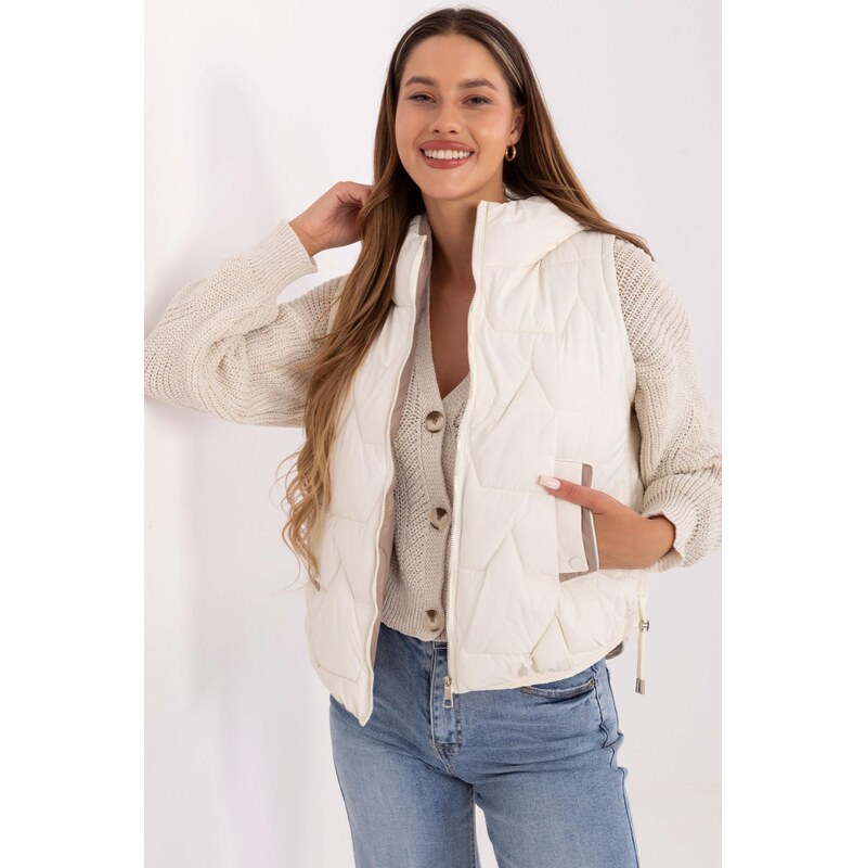 MladaModa Prešívaná páperová vesta s kapucňou model 50227 farba ecru 66012409