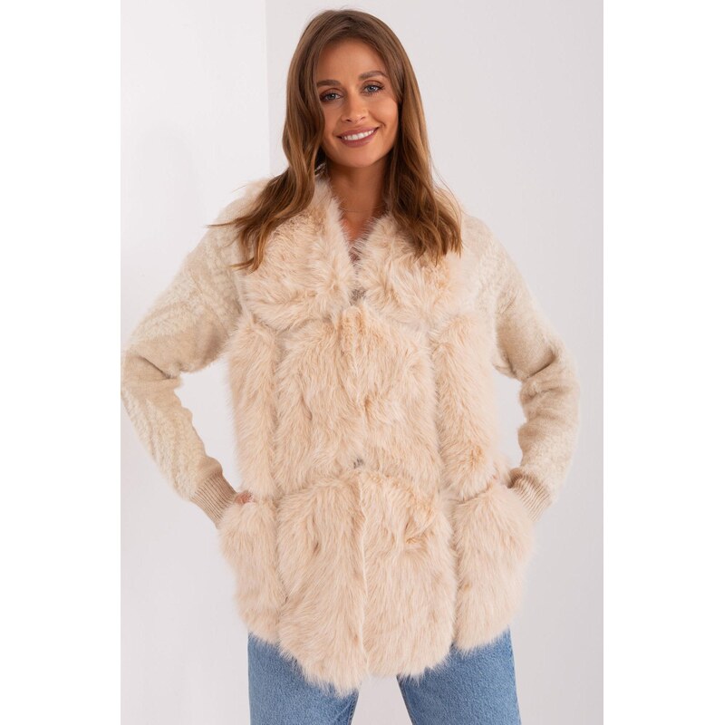 MladaModa Kožušinková vesta s vreckami a zapínaním na háčiky model 66012478
