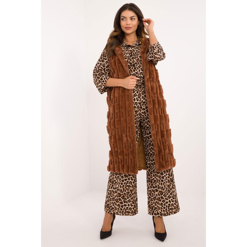 MladaModa Dlhá kožušinková vesta s kapucňou, vreckami a zipsom model 66012508