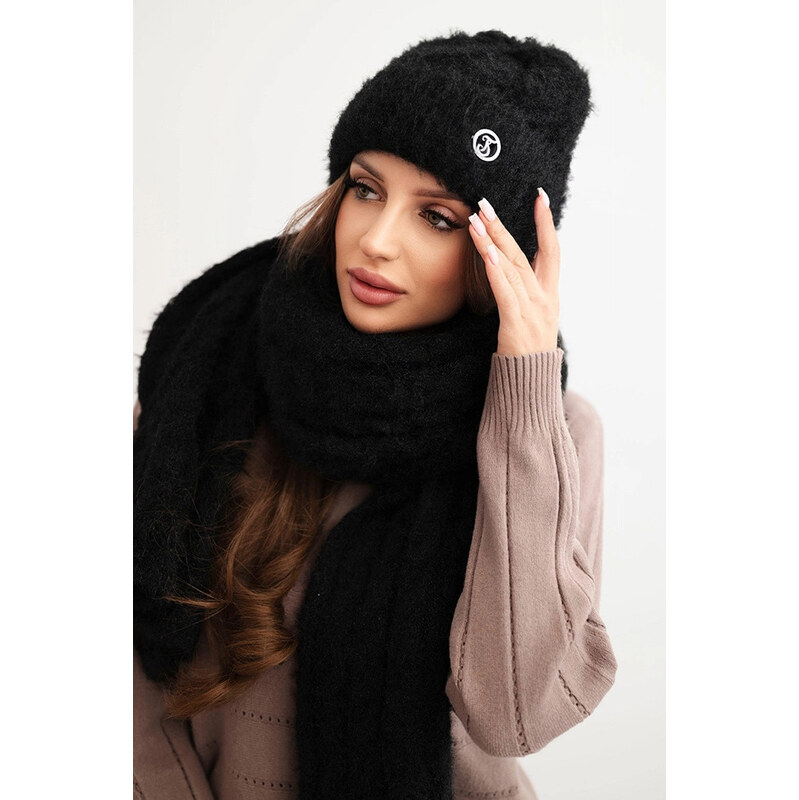 K-Fashion Dámska súprava čiapky a šálu s prúžkom s čiernym zdobením 66019801