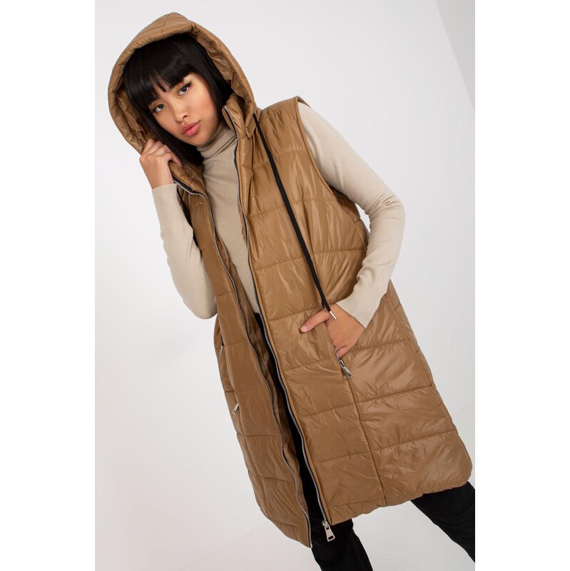 MladaModa Dlhá prešívaná páperová vesta s kapucňou model 201909 hnedá 66023888