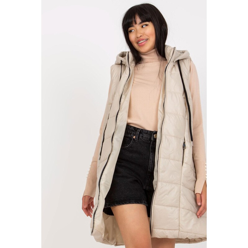 MladaModa Dlhá prešívaná páperová vesta s kapucňou model 201909 svetlá 66023887