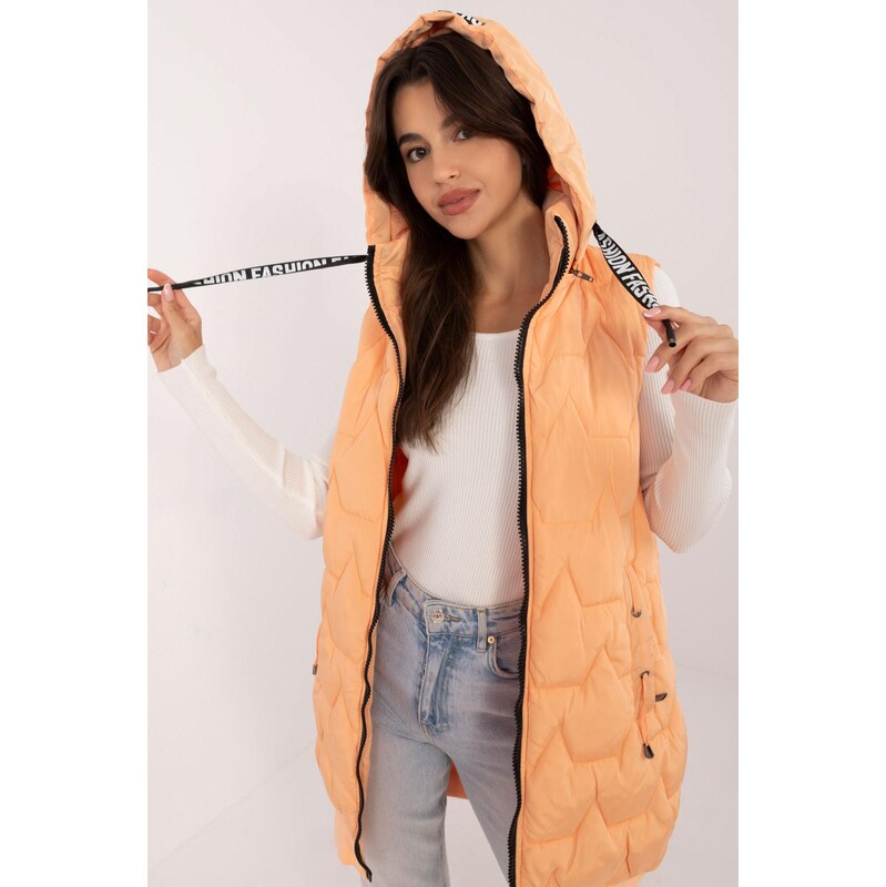MladaModa Dlhá prešívaná páperová vesta s kapucňou model 07909 svetlá 66023901