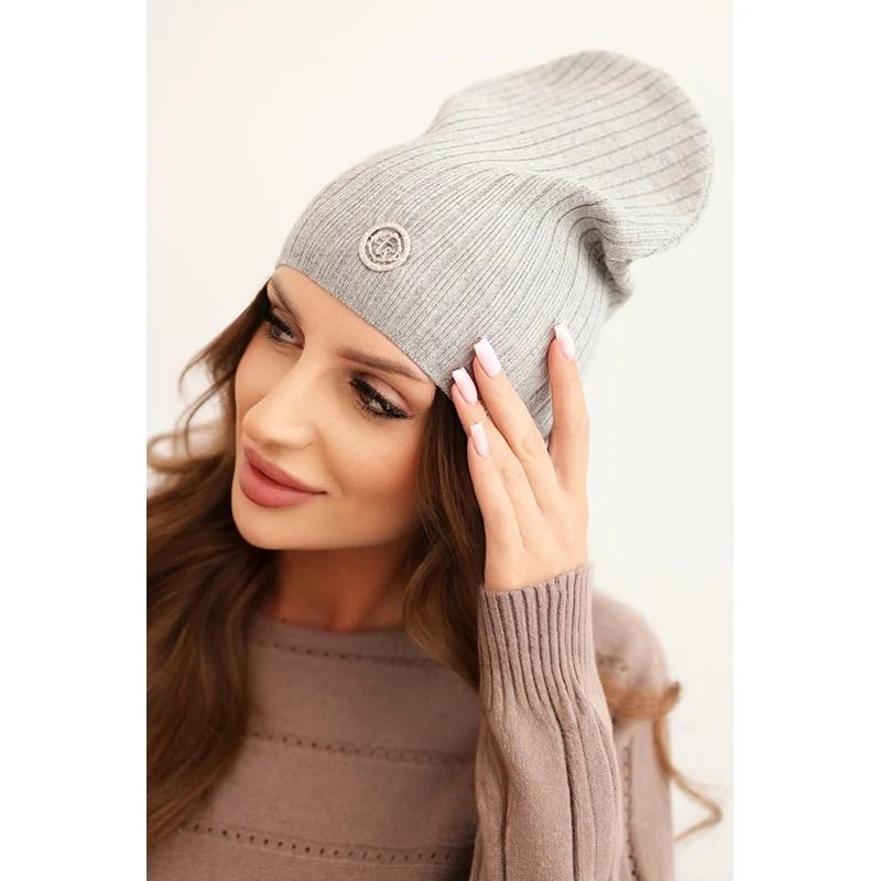 Polski Kesi Dámska čiapka s prúžkami a ozdobným gombíkom s prídavkom 66045157