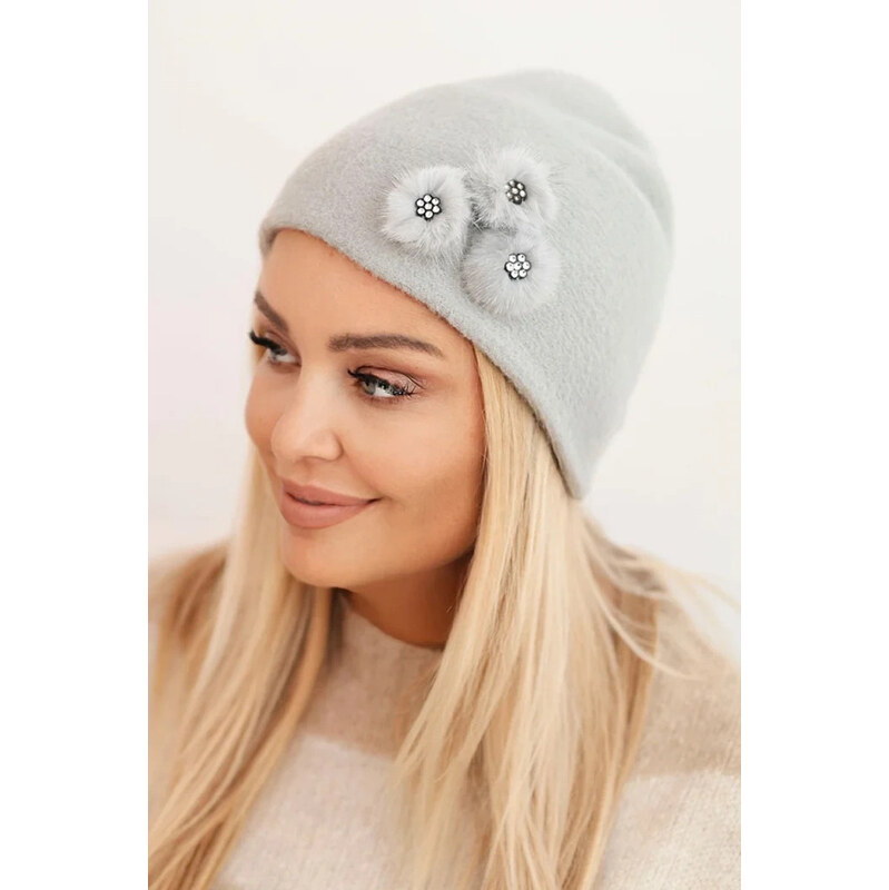 K-Fashion Dámska čiapka s ozdobnými kožušinovými kvetmi elegantná 66048927