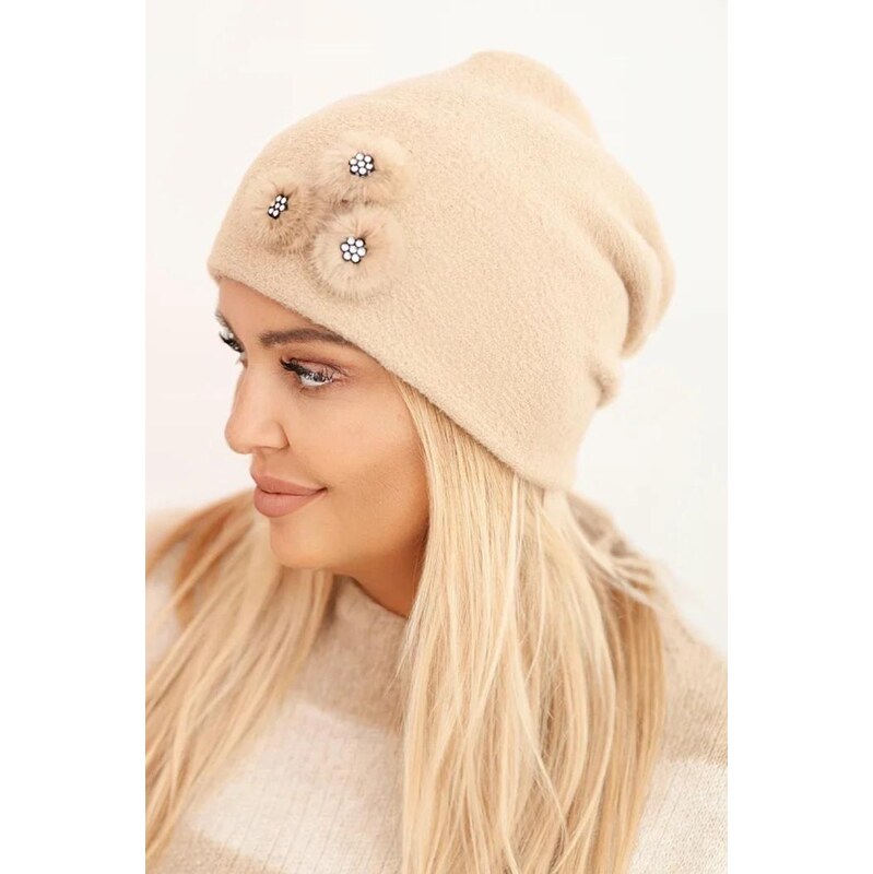 MladaModa Elegantná dámska čiapka s ozdobnými kožušinkovými kvetmi 66073378