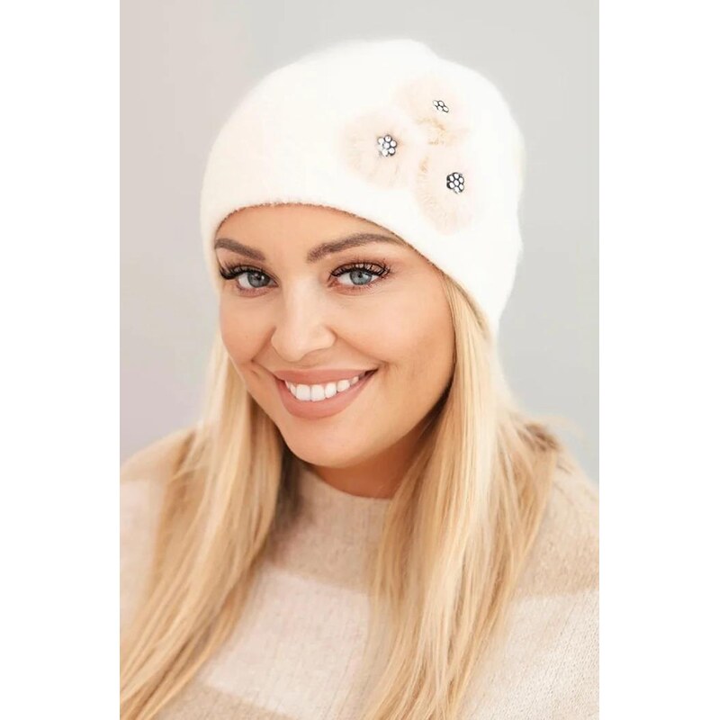 MladaModa Elegantná dámska čiapka s ozdobnými kožušinkovými kvetmi 66073597