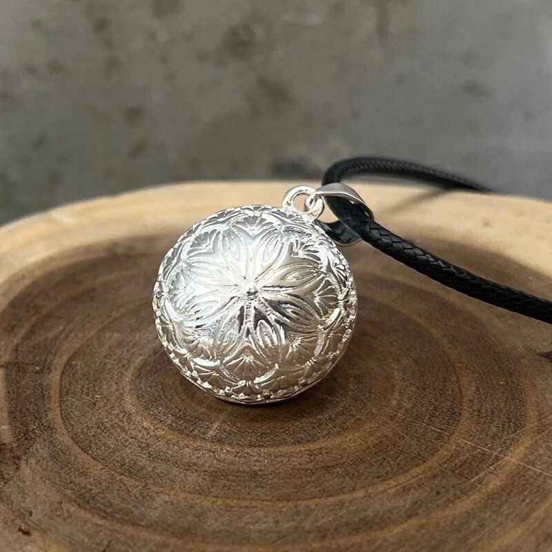 MUMMY BELL Dlhý dámsky náhrdelník s postriebrenou rolničkou Flora 66591230