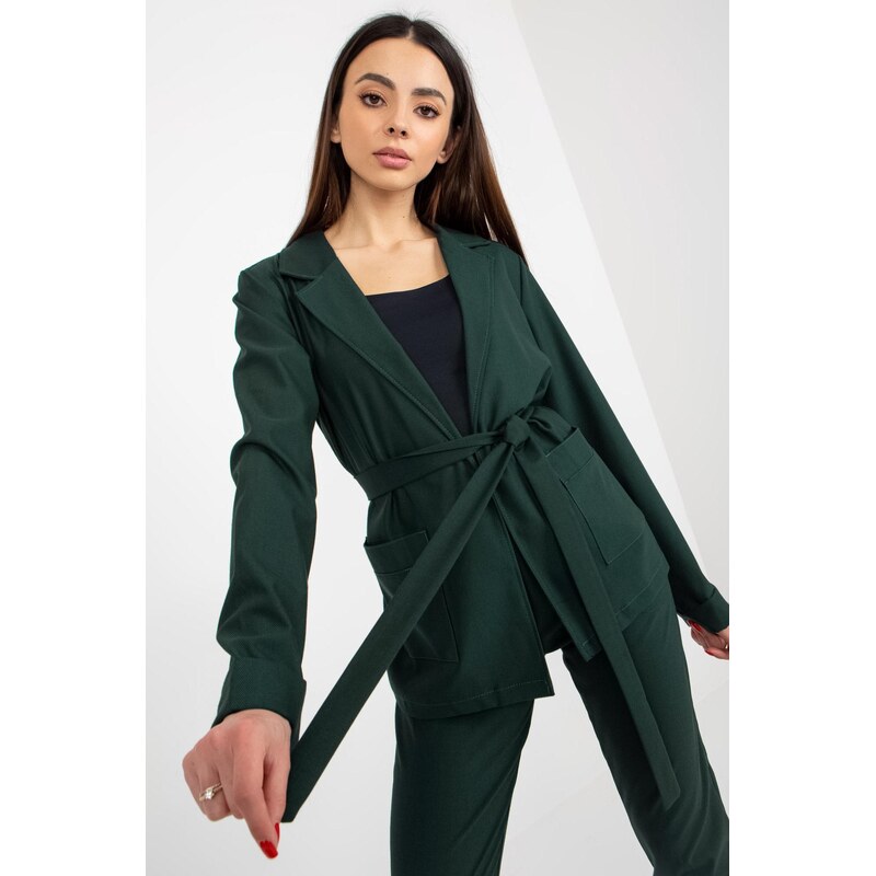 MladaModa Elegantné sako s vreckami a opaskom model 98115 tmavozelené 66170026