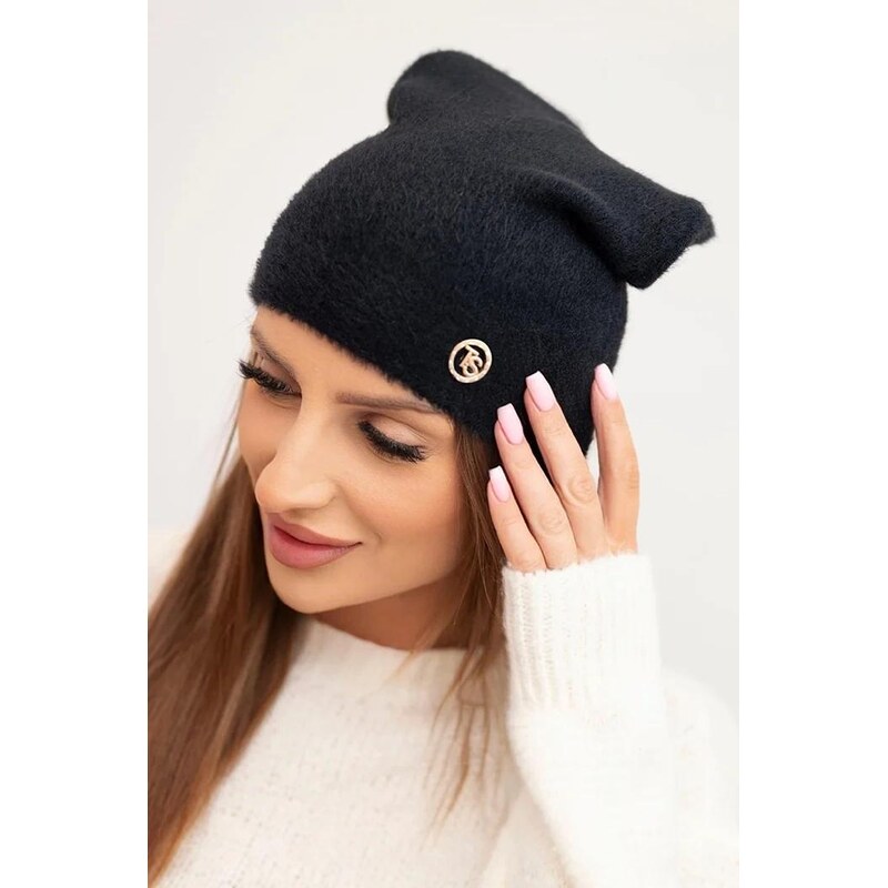 MladaModa Hebká čiapka z alpaky s ozdobným emblémom model CZ17 čierna 66209165