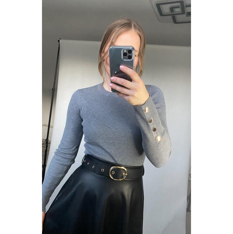 modnenakupy.sk Dámsky rebrovaný sveter s gombíkmi na rukávoch ORIA 66238797