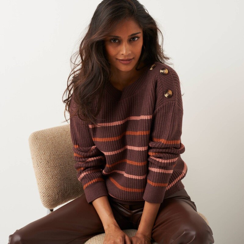 Voľný pruhovaný pulóver s lodičkovým výstrihom čokoládová/ružové drevo 66346835