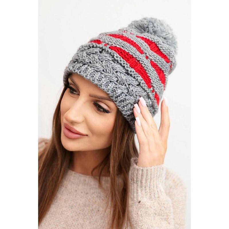 MladaModa Dámska čiapka s brmbolcom a vrkočovým vzorom K466 šedá 66389616