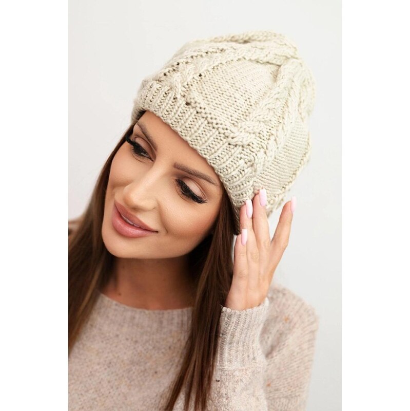 MladaModa Dámska čiapka s vrkočovým vzorom model K452 tmavá béžová 66389650