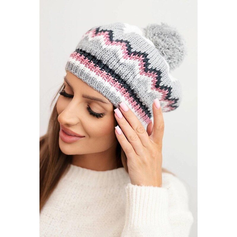 MladaModa Dámska čiapka s brmbolcom a farebným vzorom K435 biela+šedá 66389671