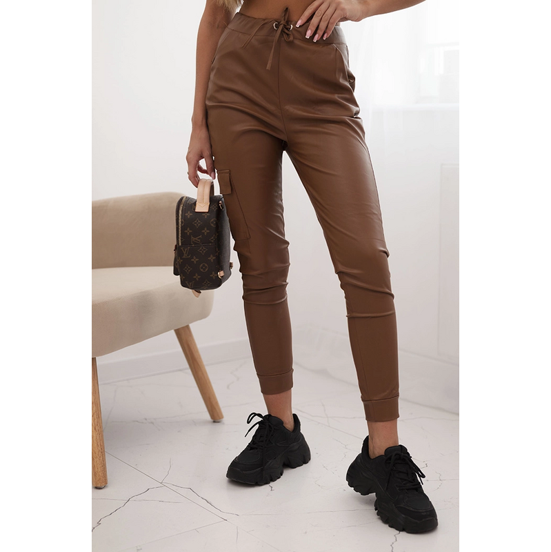 Kesi Dámske nohavice z ekokože s vreckami a zaväzovaním v páse hnedé 66421744