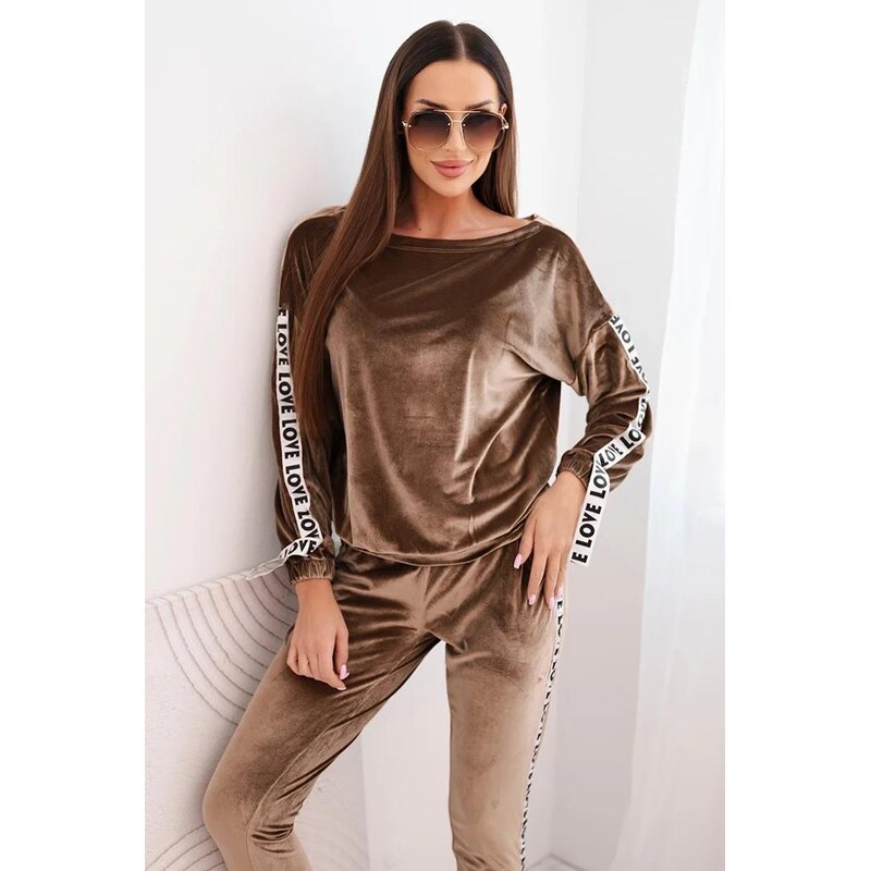 MladaModa Velúrová tepláková súprava s pruhmi s nápismi Love model 67673935