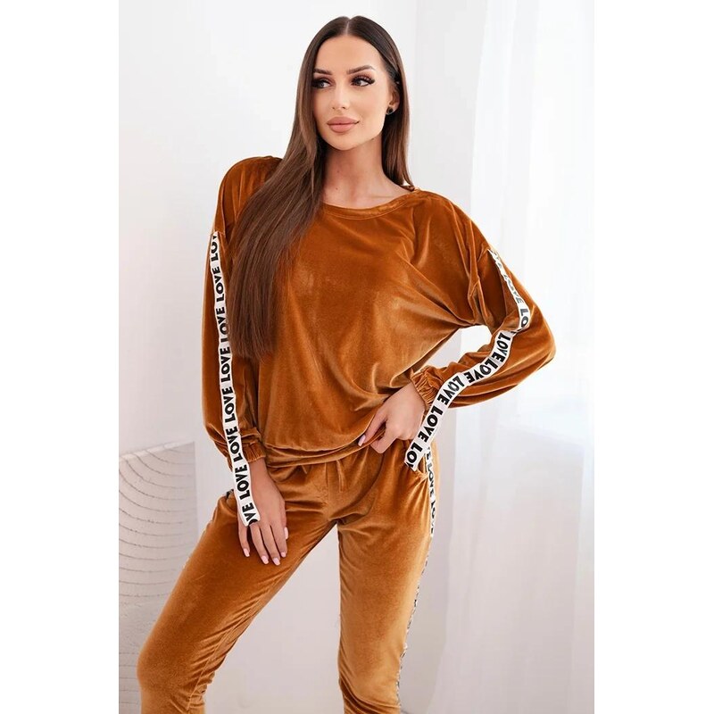 MladaModa Velúrová tepláková súprava s pruhmi s nápismi Love model 67908209