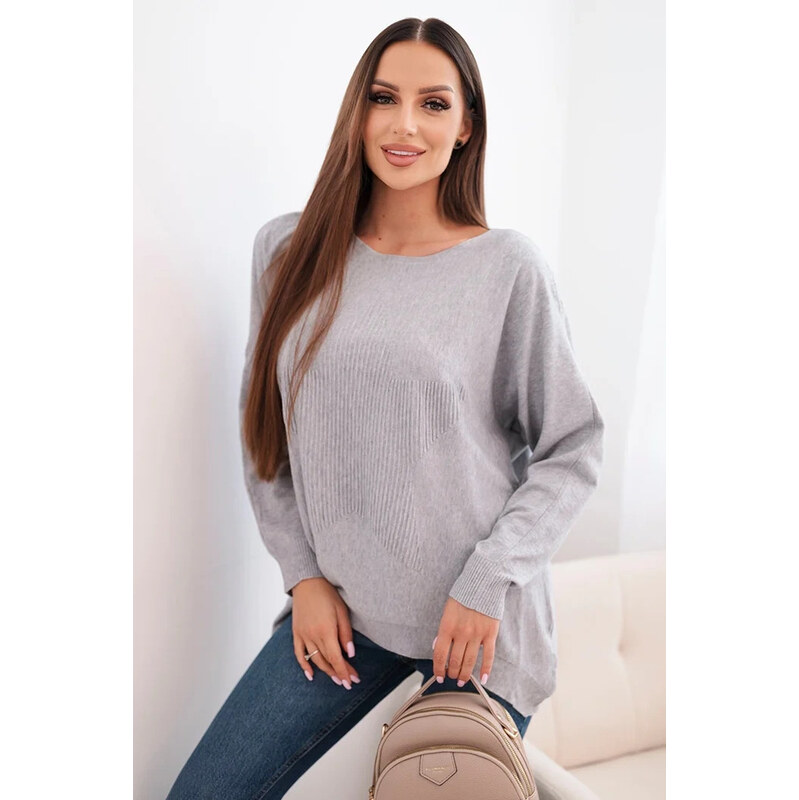 K-Fashion Dámsky sveter s dlhším chrbtom a vyrazenou hviezdou sivej 66657717