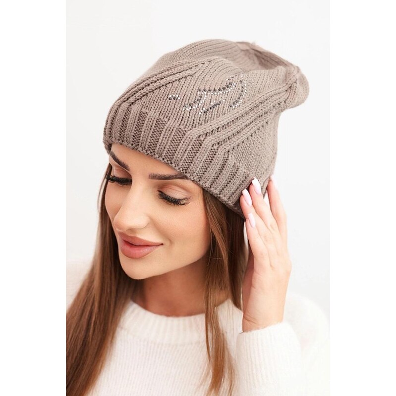 MladaModa Dámska čiapka zdobená zirkónmi model K480 farba mocca 66882693
