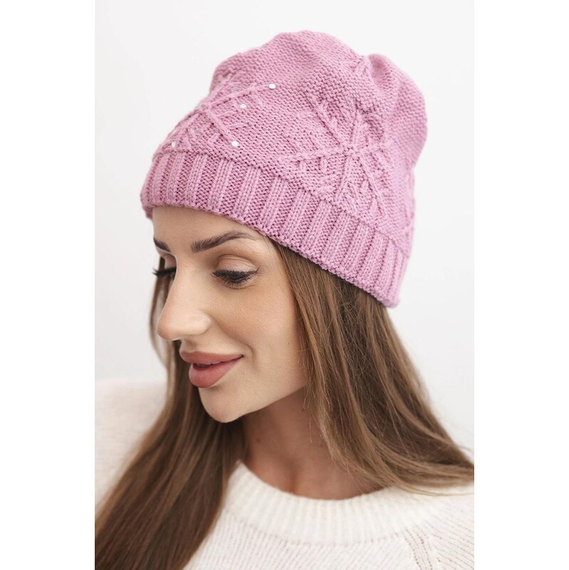 MladaModa Dámska čiapka s ozdobným pletením a perličkami model K470 66882703