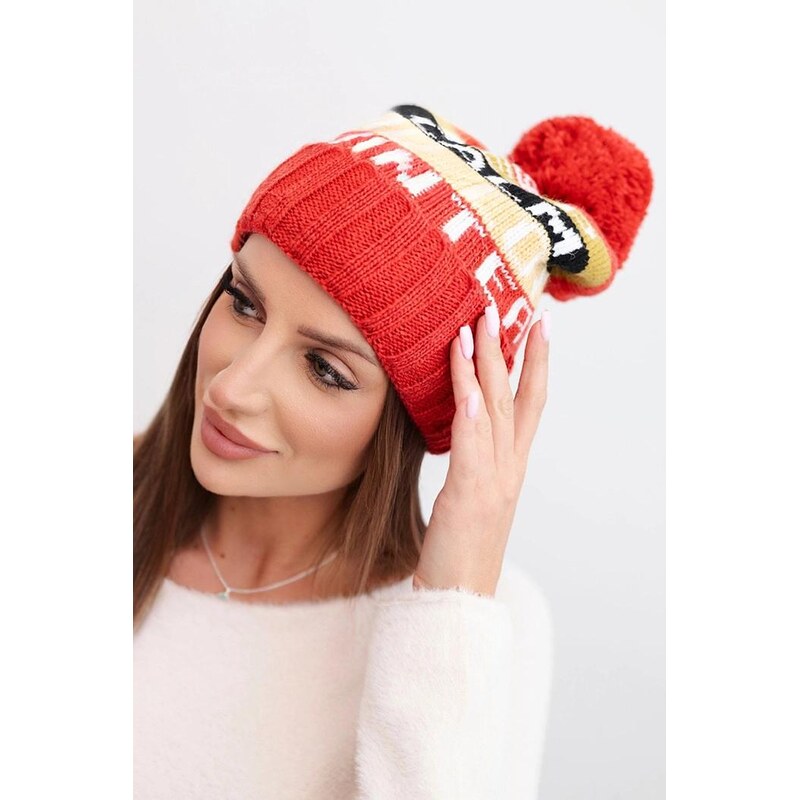 MladaModa Dámska čiapka s nápismi a brmbolcom model K422 malinová 66891456