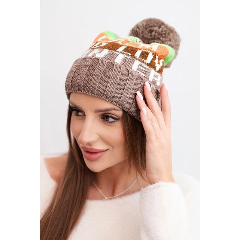 MladaModa Dámska čiapka s nápismi a brmbolcom model K422 farba 66891459