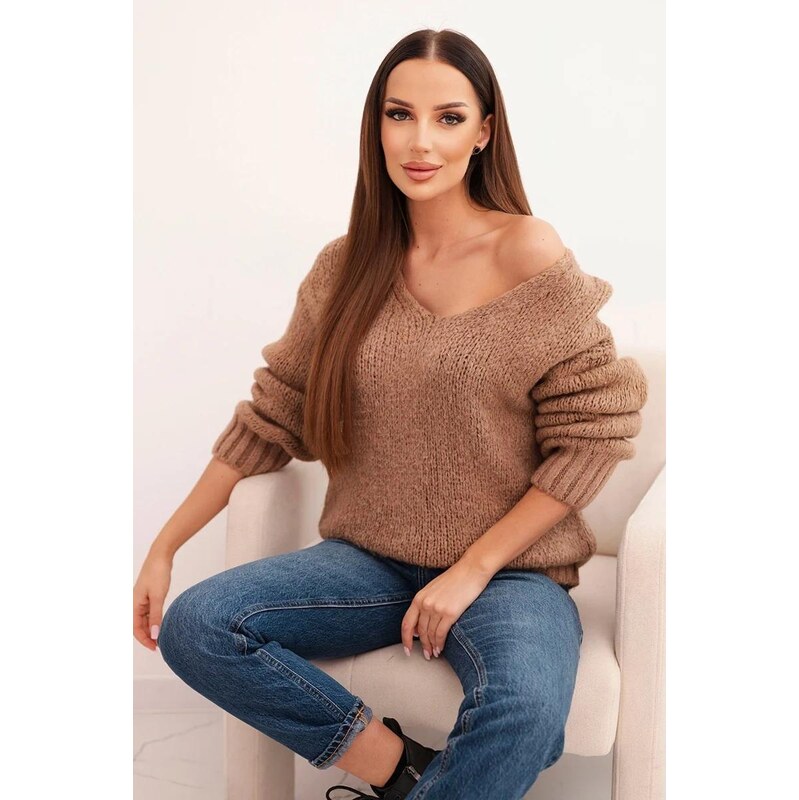 MladaModa Sveter so srdiečkovým výstrihom model IT113 farba camel 66891527
