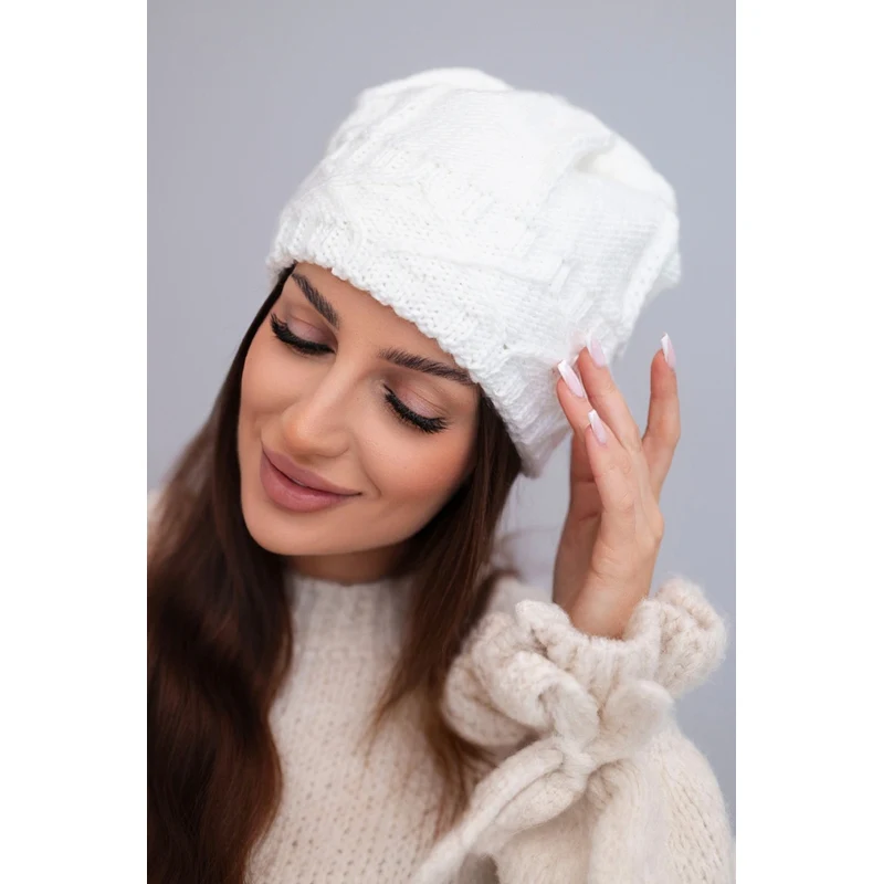 Kesi Dámska zimná čiapka s dekoratívnymi kryštálmi 67182390