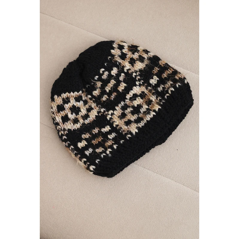 Kesi Dámska zimná čiapka s dekoratívnymi kryštálmi 67182410