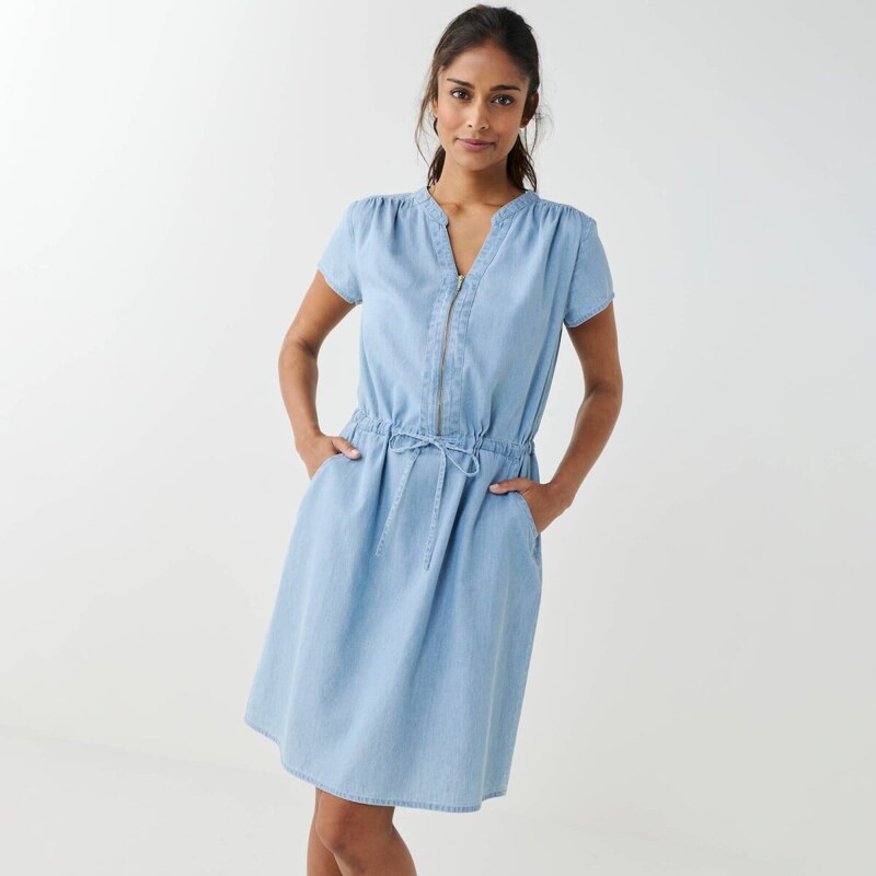 Krátke šaty z tenkého denimu s výstrihom na zips a šnúrkou v páse 62357424