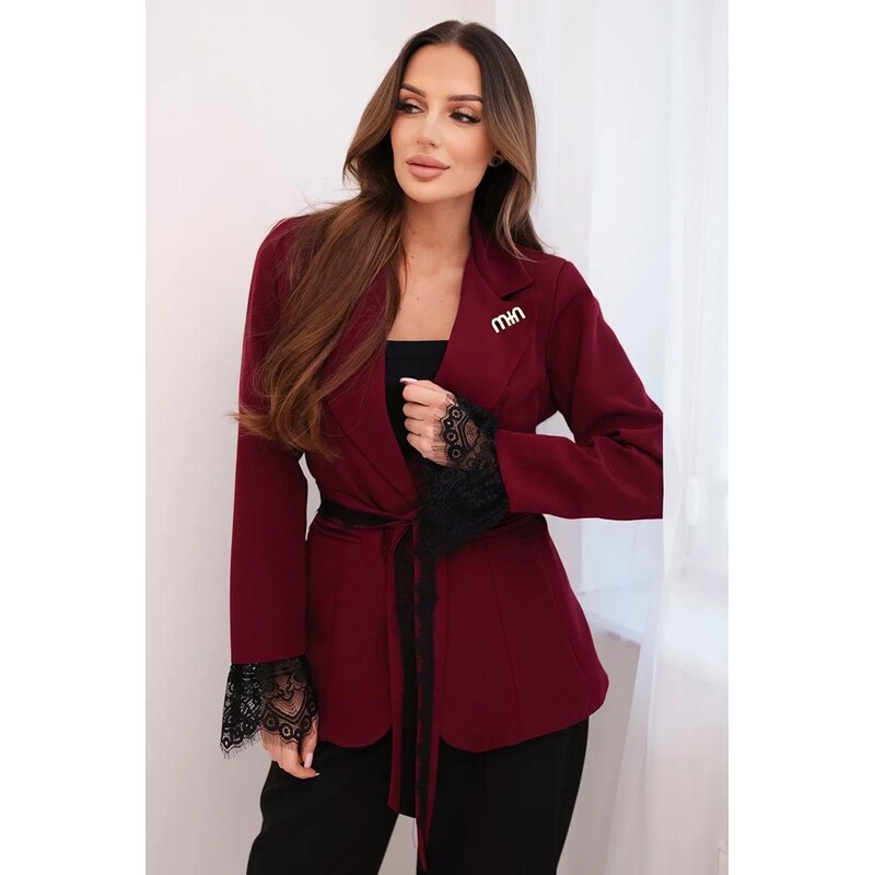 MladaModa Elegantné sako s opaskom a čipkovým lemovaním rukávov model 67282446