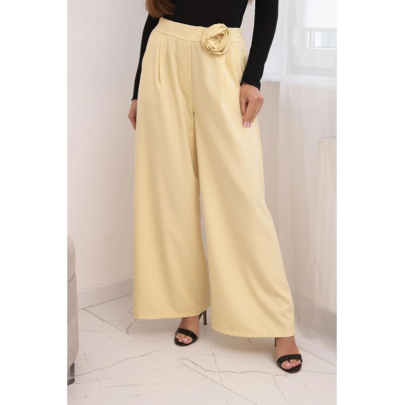 MladaModa Elegantné nohavice so širokým strihom a ozdobným kvetom 67282461