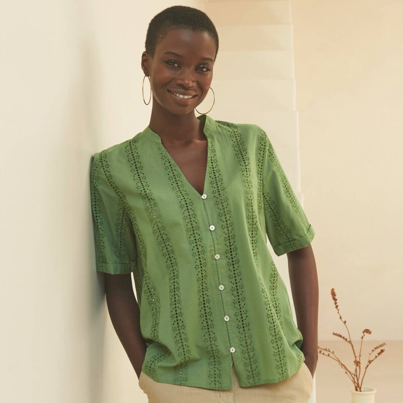 Blúzka s madeirou, krátkymi rukávmi a tuniským výstrihom zelená 054 67387726