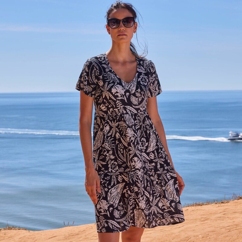 Krátke krepónové šaty s potlačou a výstrihom do V čierna/biela 036 67387789