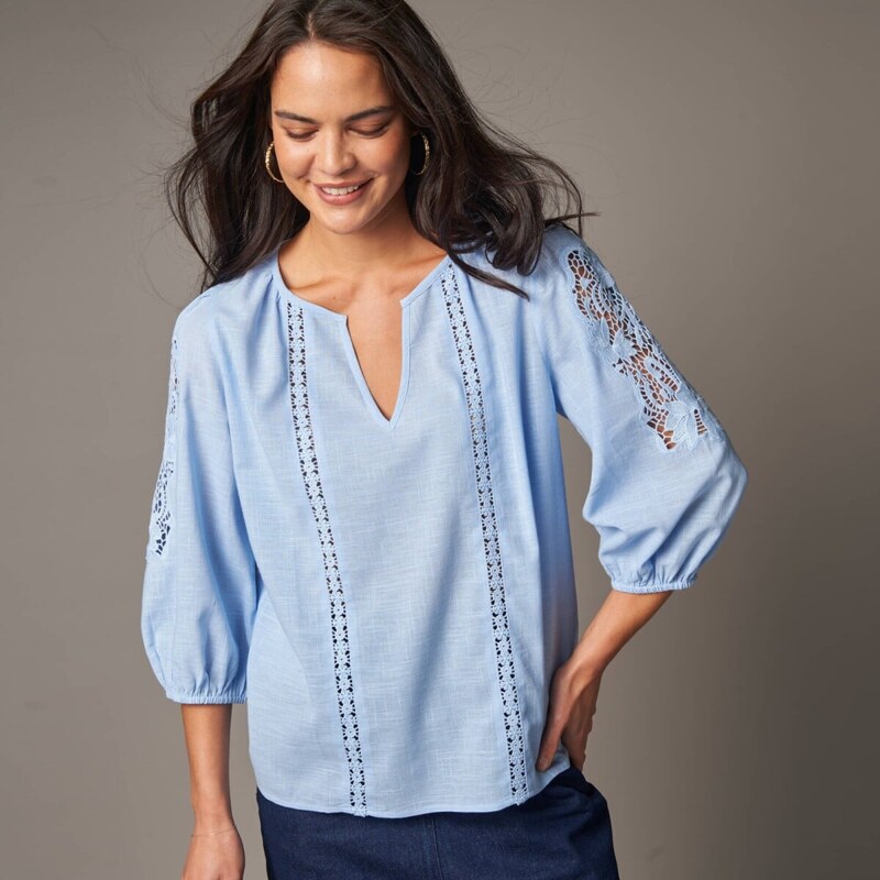 Blúzka so 7/8 rukávmi a ažúrovou výšivkou nebeská modrá 052 67388174