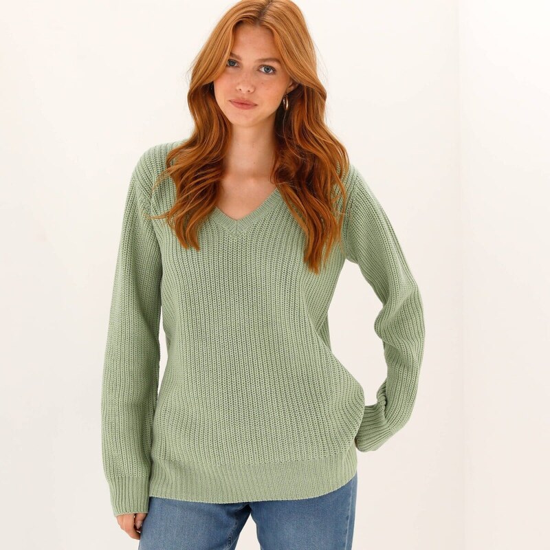 Dlhý pulóver s hladkým vzorom a výstrihom do V svetlozelená 056 67388149