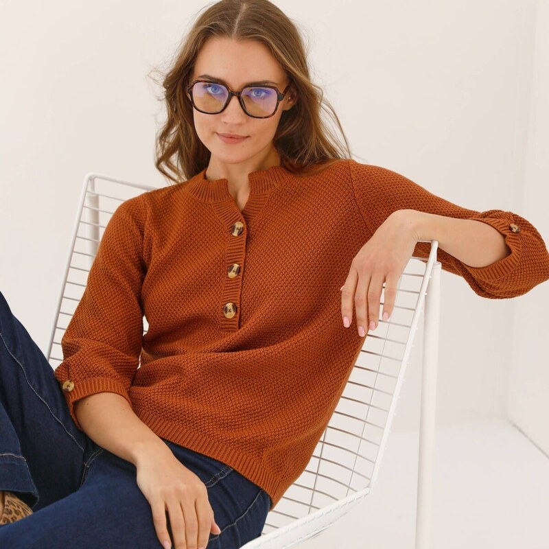 Pulóver s výstrihom na gombíky a perličkovým vzorom karamelová 054 67388185