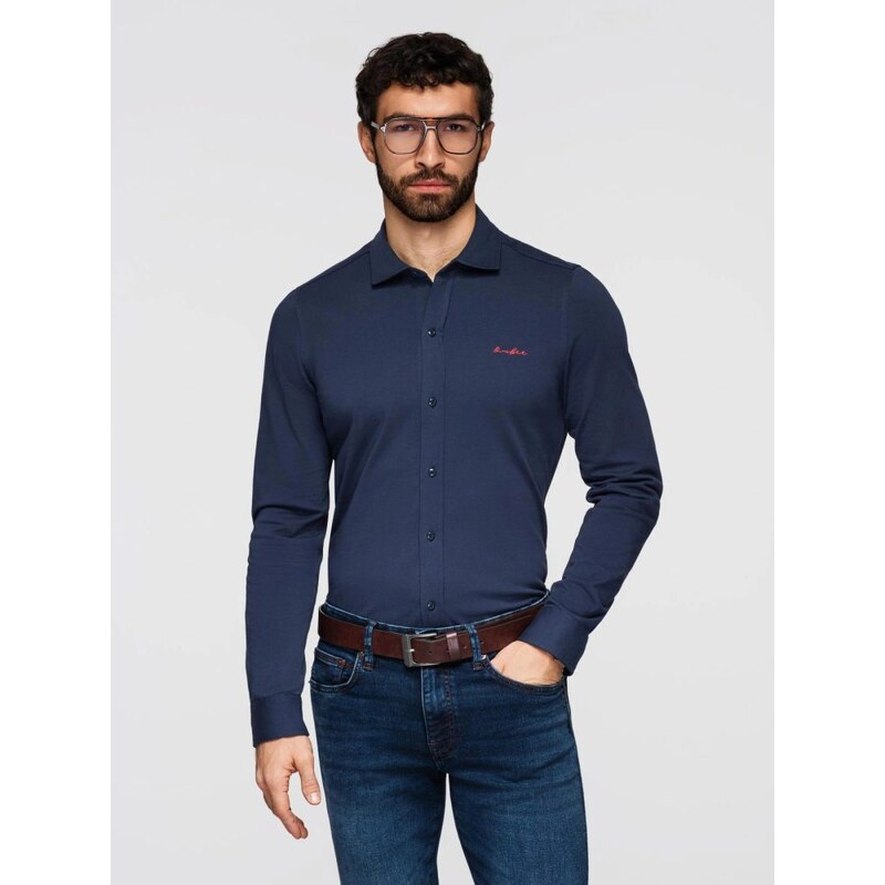 Ombre Clothing Tmavomodrá košeľa s nášivkou V2 K697 67391030