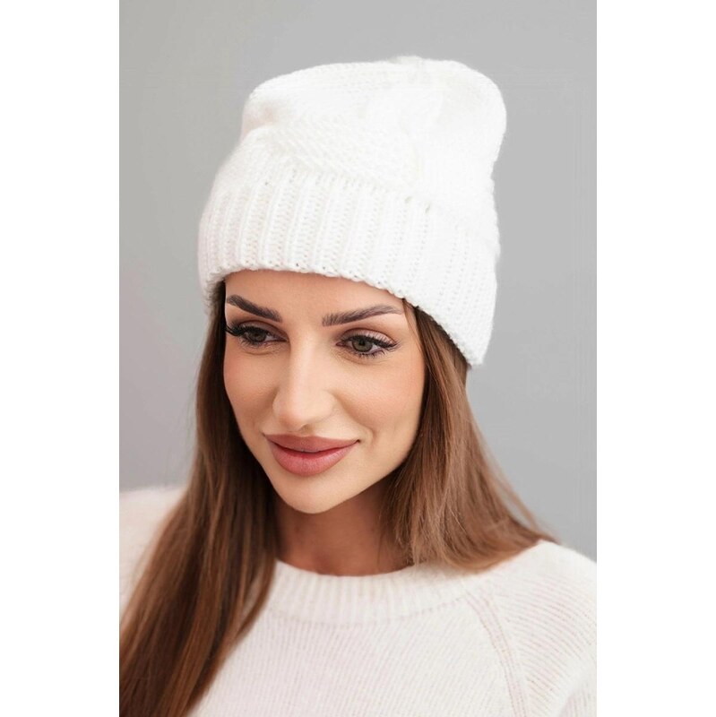 MladaModa Dámska čiapka s ozdobným vzorom K462 biela 67680762