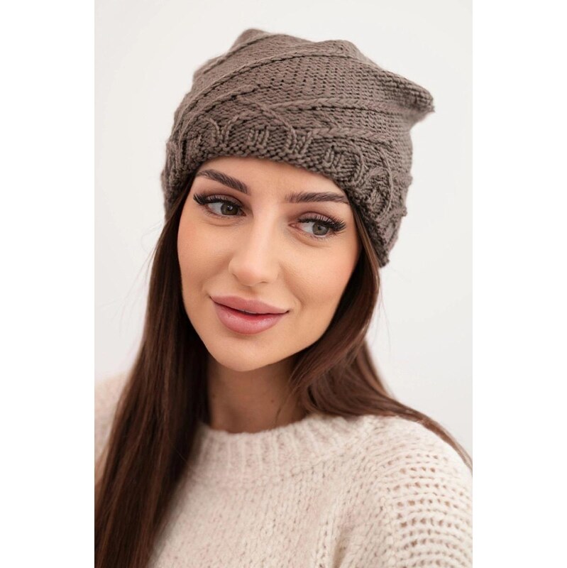 MladaModa Dámska čiapka s ozdobným pletením K372 farba cappuccino 67680793