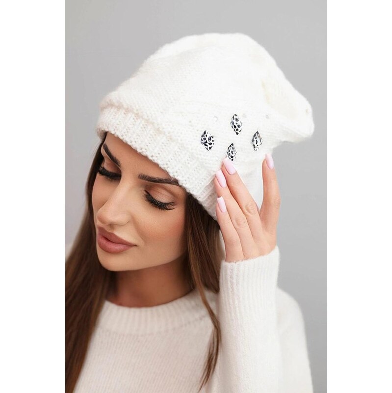 MladaModa Dámska čiapka s ozdobnými aplikáciami K468 biela 67680862