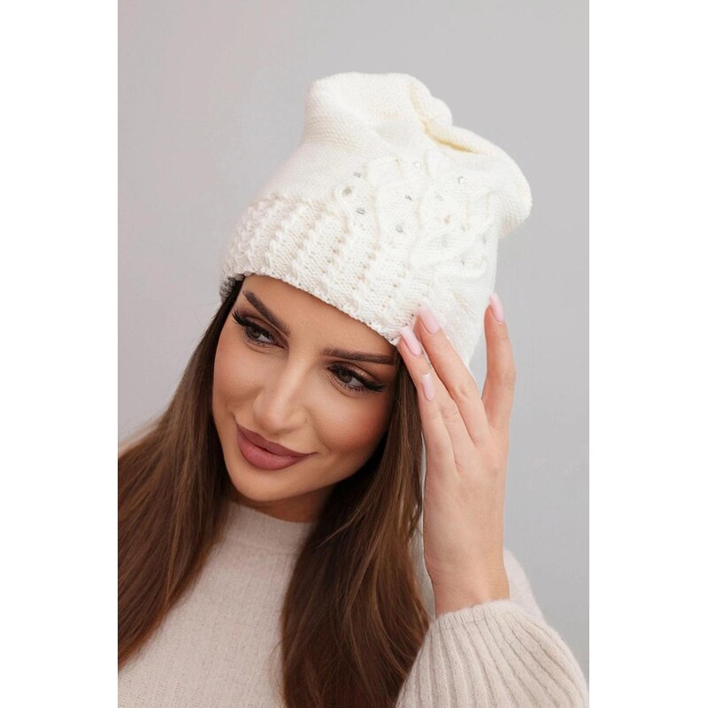 MladaModa Dámska čiapka zdobená zirkónmi K473 farba ecru 67680852