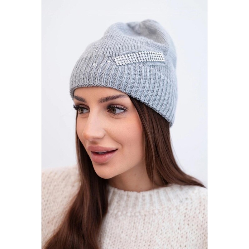 MladaModa Dámska čiapka s ozdobným pásikom zo zirkónov K402 šedá 67680946