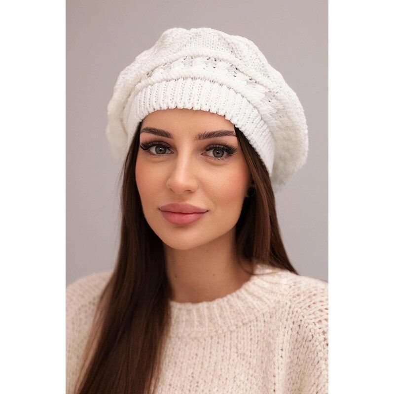 MladaModa Dámska čiapka s baretkovým strihom K378 biela 67680968