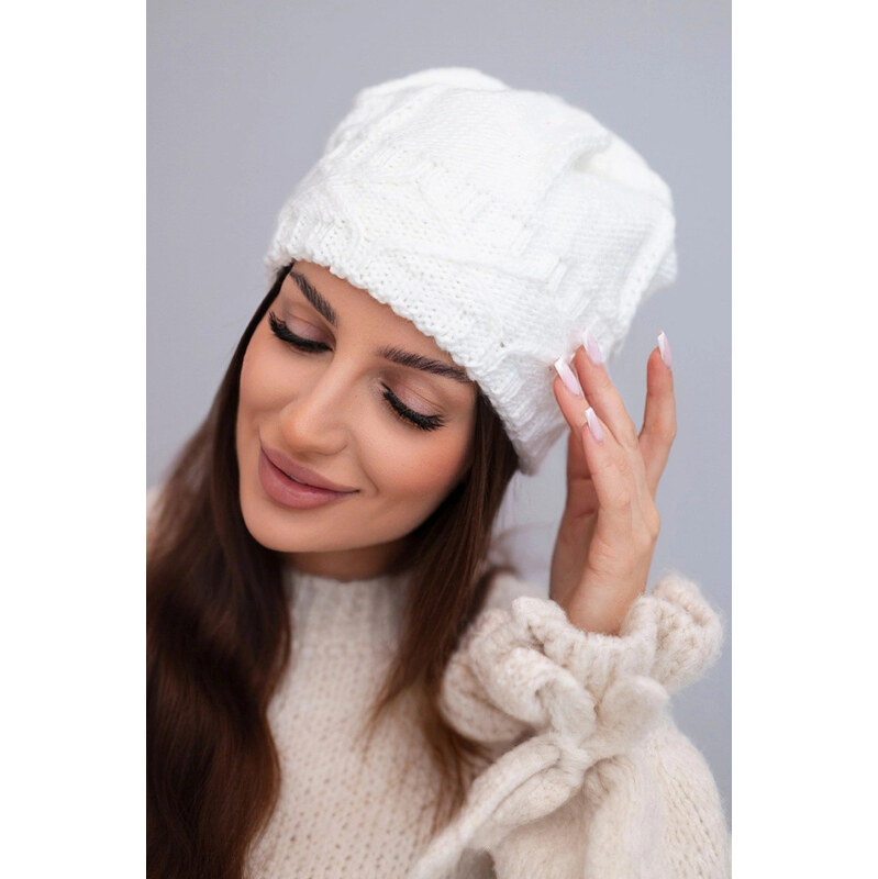 K-Fashion Dámska zimná pletená čiapka s ozdobným vzorom K403 biela 67779512