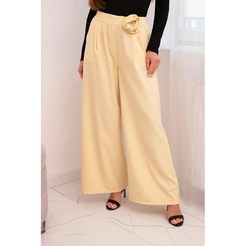 MladaModa Elegantné nohavice so širokým strihom a ozdobným kvetom 67282461