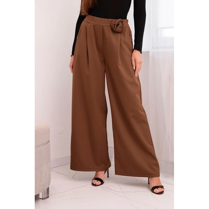MladaModa Elegantné nohavice so širokým strihom a ozdobným kvetom 67282462