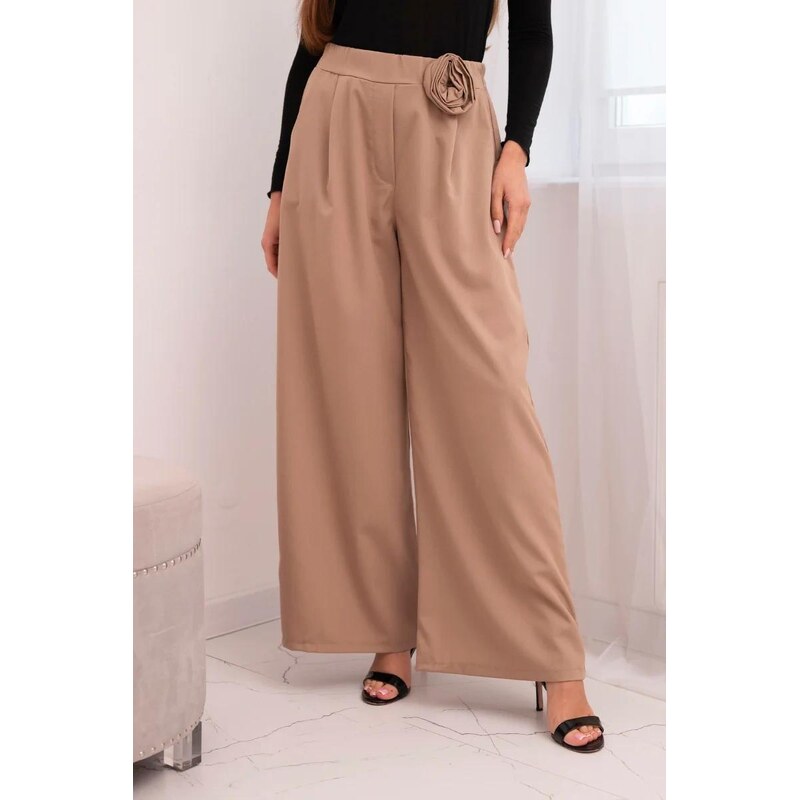 MladaModa Elegantné nohavice so širokým strihom a ozdobným kvetom 67282460