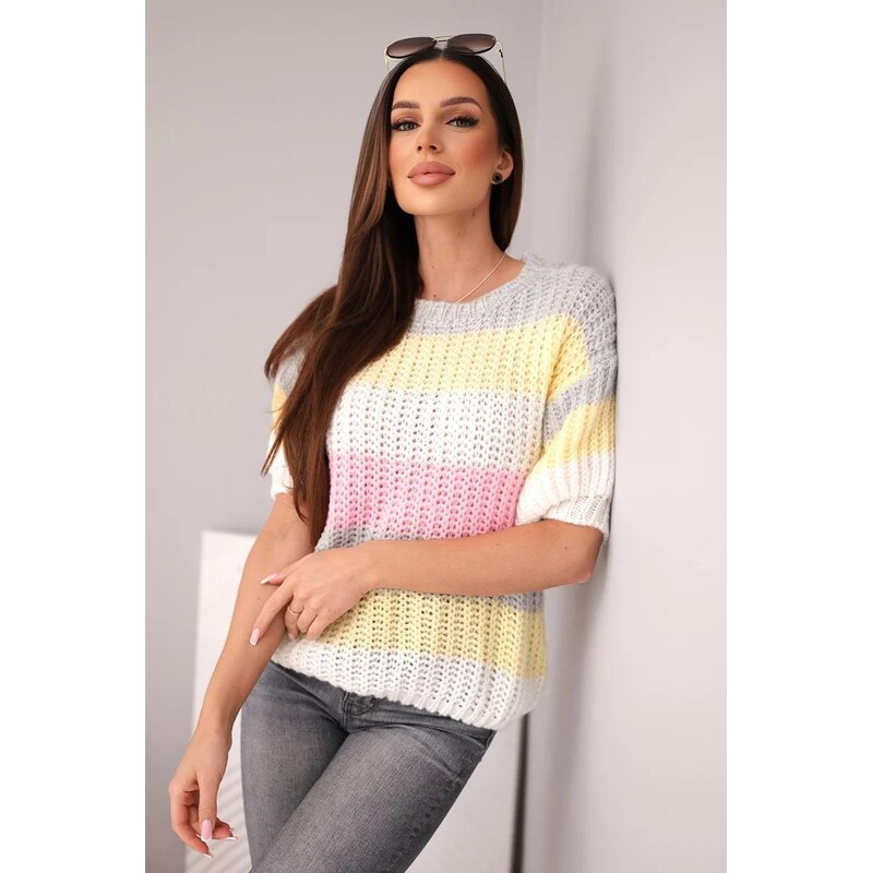 MladaModa Farebný pruhovaný sveter s krátkym rukávom model 26010 šedý 68262390